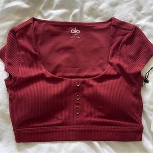Alo yoga never worn Cranberry Blissful Henley Bra Top w/ baby tee vibes